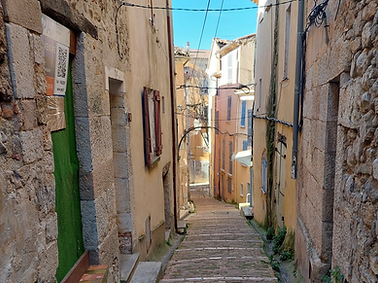 escaliers-rouge-centre-ancien-tourisme-brignoles-visite-touristique-provence-verte-medieva
