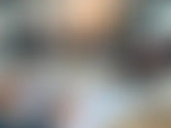 Profissional de RH avaliando perfis de palestrantes motivacionais na mesa de trabalho 