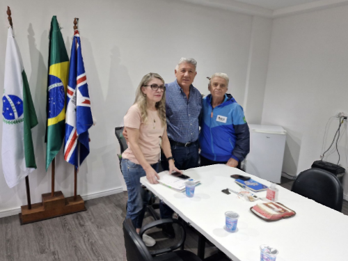 utoridades de Matinhos durante cerimônia de assinatura da parceria com a Confederação Brasileira de Xadrez Escolar