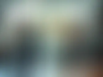 Reunião em pé com líder e equipe escrevendo compromissos individuais em mural de responsabilidade compartilhada 