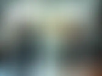 Reunião em pé com líder e equipe escrevendo compromissos individuais em mural de responsabilidade compartilhada 