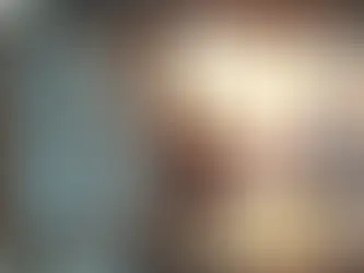 Profissional de RH marcando checklist de evento rápido em quadro dividido com ícones corporativos