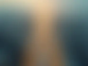 Vista aérea de labirinto corporativo com equipe avançando por caminho iluminado