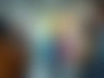 Equipe corporativa analisando painel colorido de emoções no escritório