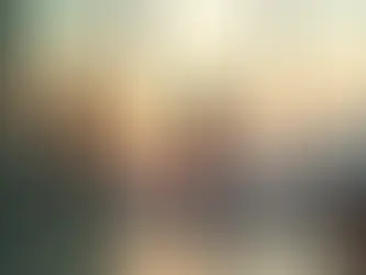 Líder observando próprio reflexo em espelho de vidro com vista para cidade ao fundo