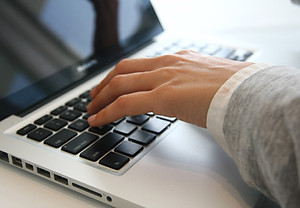 Mano en la computadora portátil