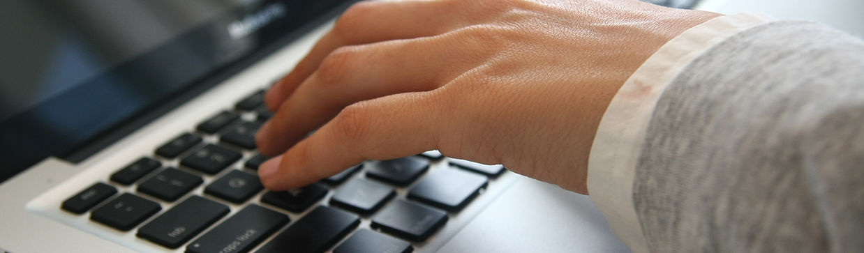 Hand auf Laptop