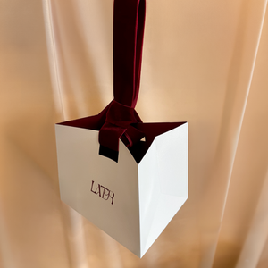 Product bag - custom made, Illustrator.

length | 19     width | 15    height  | 16    handle | burgundy velvet
