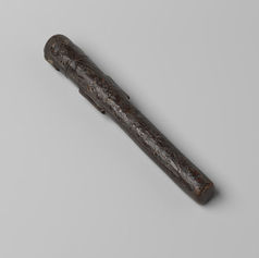 25-Foedraal_van_donkerbruin_leer,_met_afschuifbaar_deksel,_versierd_met_banen_met_rankenor