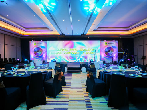 Dekorasi Event yang Berkonsep Modern dan Fokus pada Hiburan di Acara inDrive New Year Party