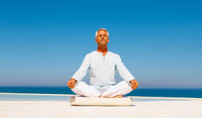 viejo meditando