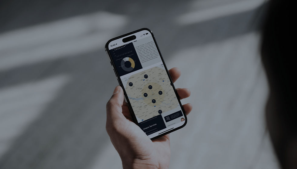 Hand mit Smartphone, geöffnetes Dashboard mit Standortanalyse und Marktdaten