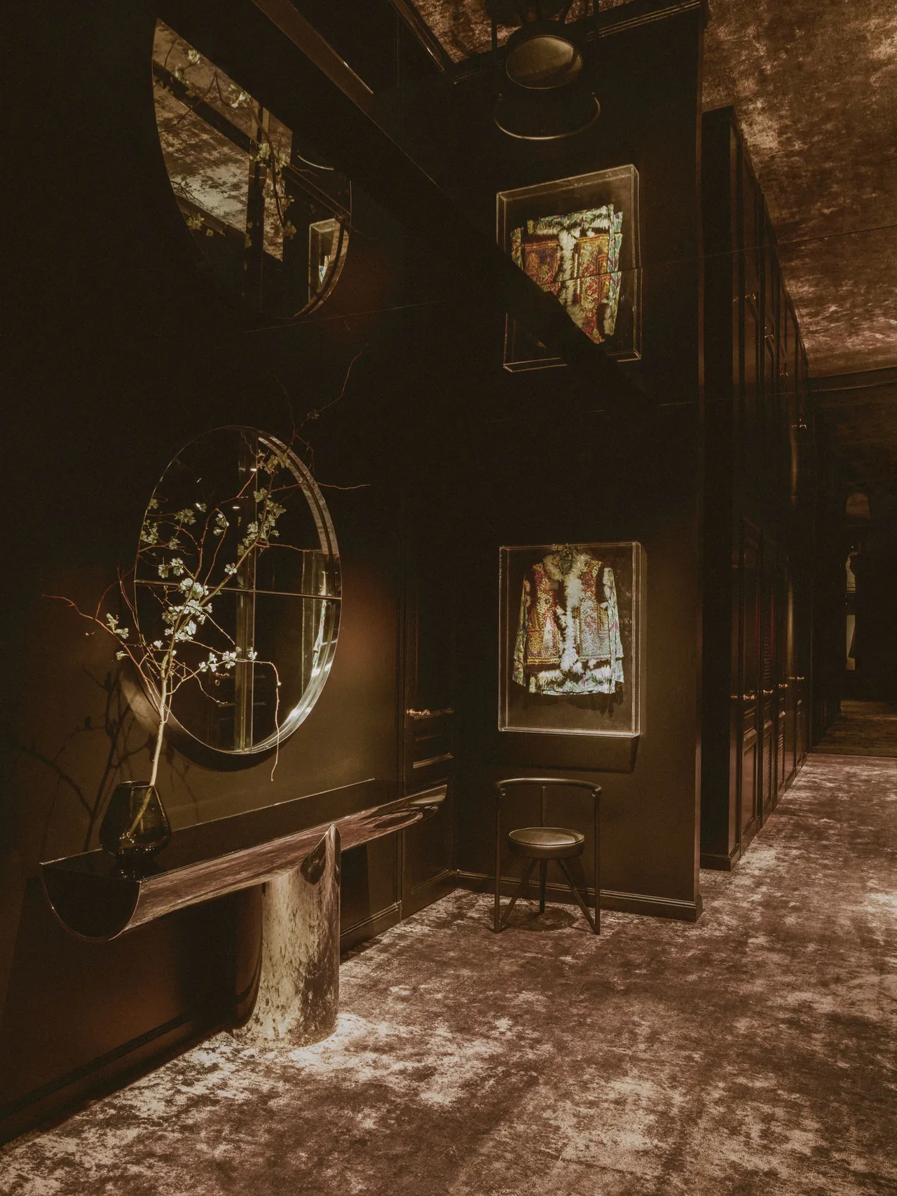 Кравиц се отпуска на диван Terrazza от Убалд Клуг за de Sede. Стол модел 1705 от Уорън Платнер за Kn