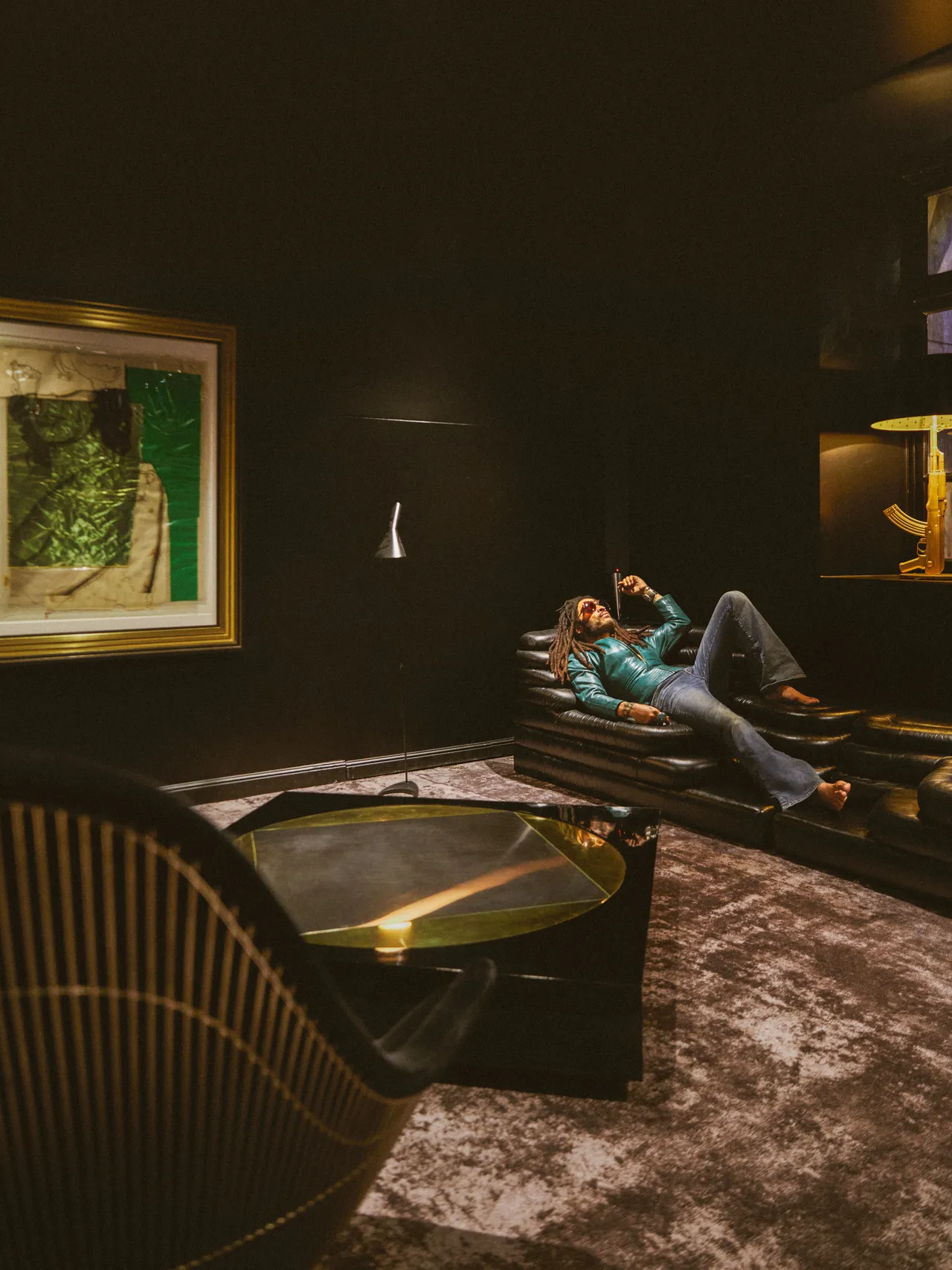 Кравиц се отпуска на диван Terrazza от Убалд Клуг за de Sede. Стол модел 1705 от Уорън Платнер за Kn