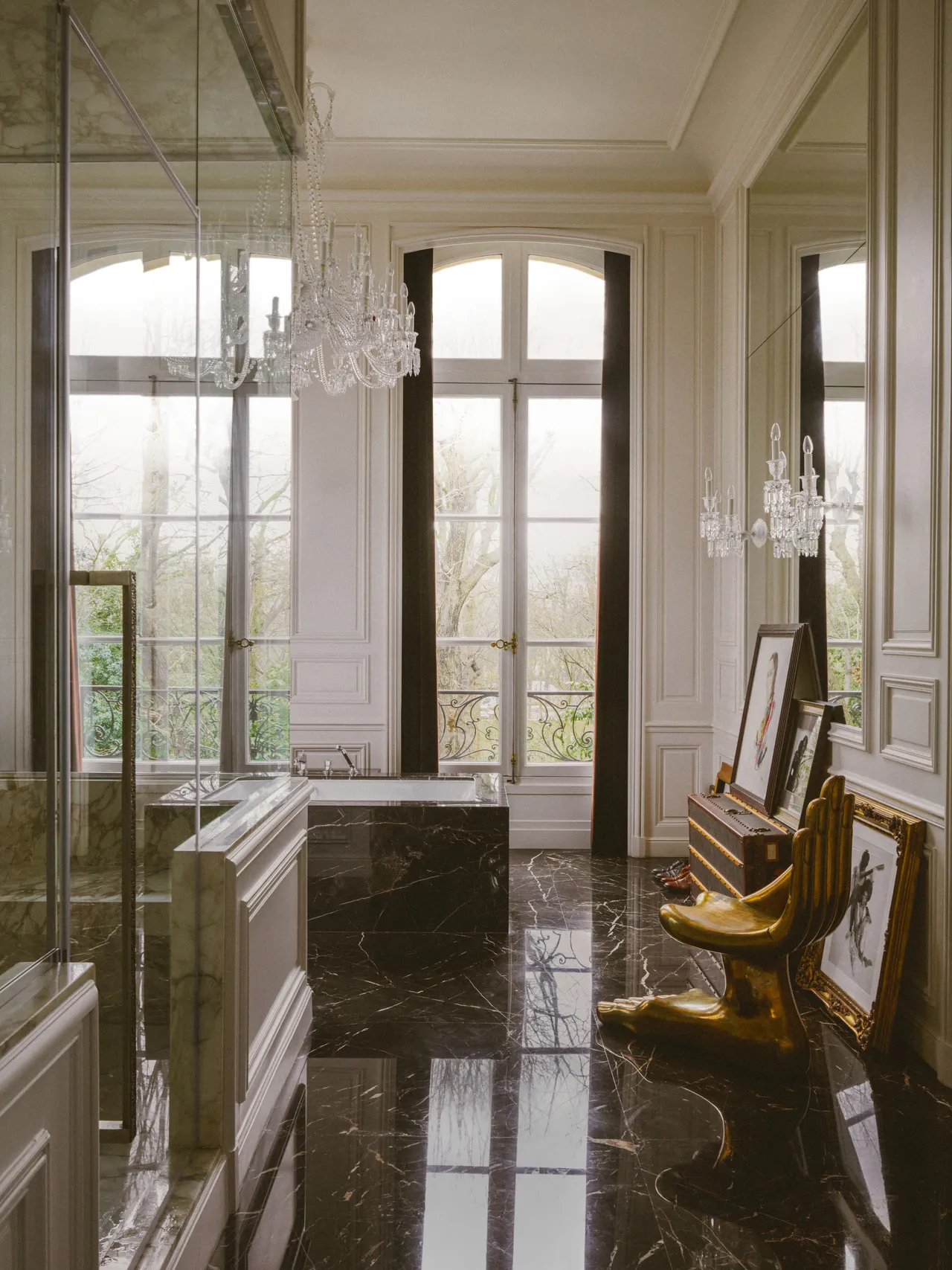 В основната баня се намира позлатена скулптура на стол с крака и ръка от 70-те години на миналия век