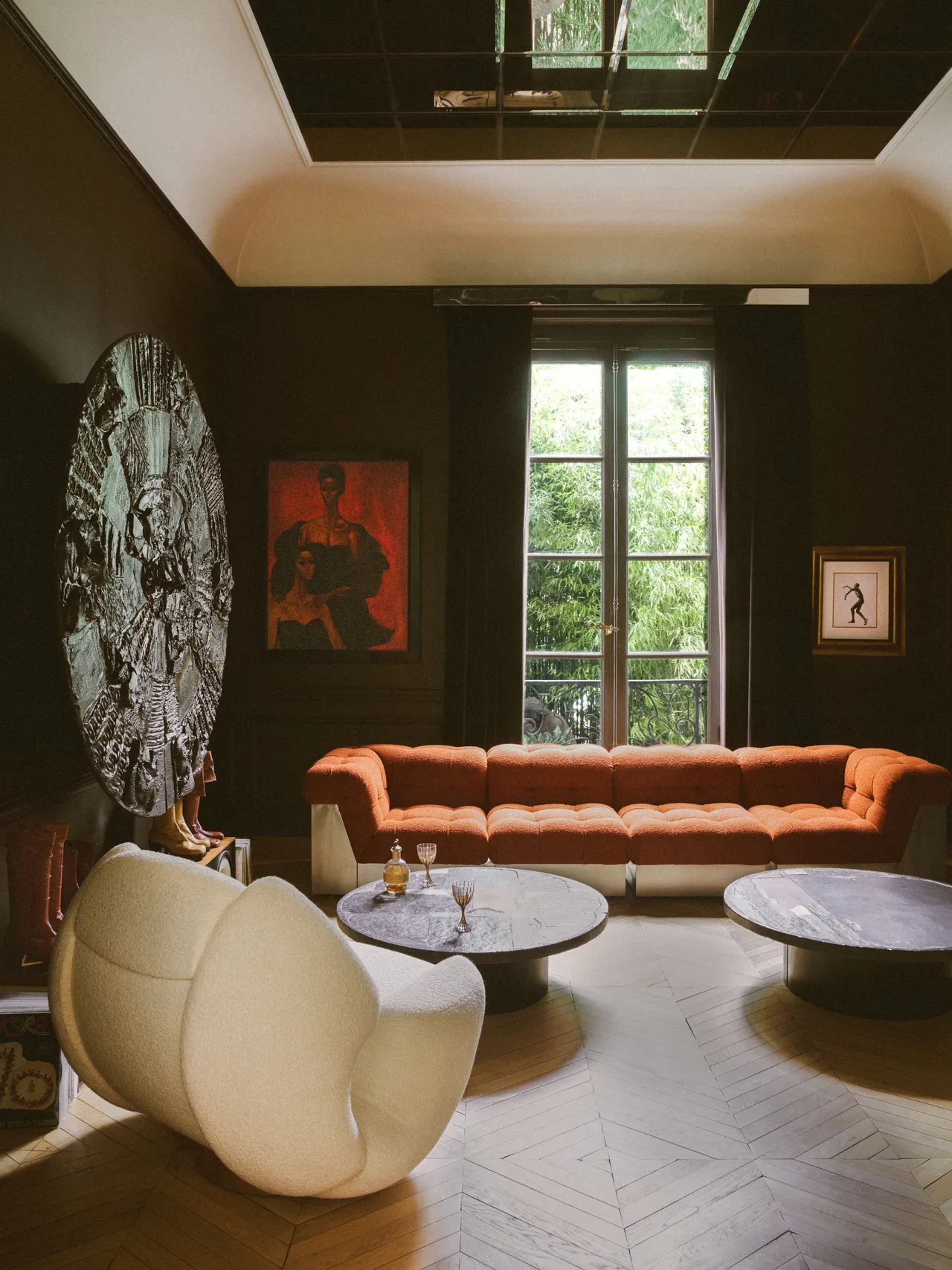 В основната баня се намира позлатена скулптура на стол с крака и ръка от 70-те години на миналия век