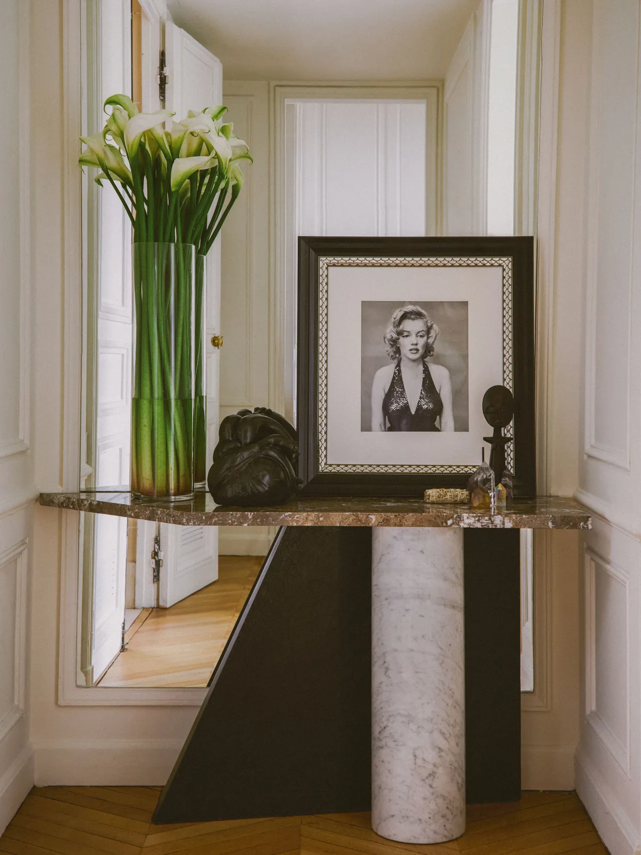 В основната баня се намира позлатена скулптура на стол с крака и ръка от 70-те години на миналия век