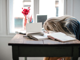 Por Que Pessoas Inteligentes Duvidam de Si Mesmas? Como a Baixa Autoestima Afeta o Cérebro, a Atenção e a Aprendizagem