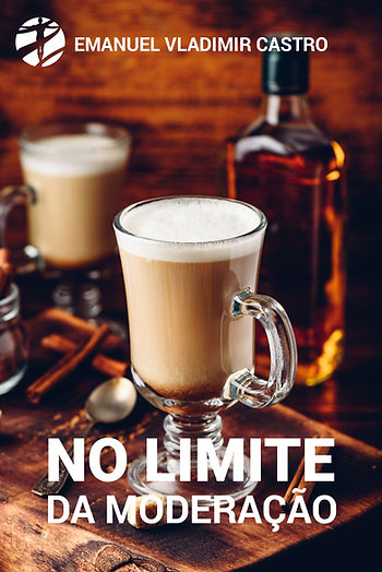 mesa rústica de madeira com duas xícaras de café com espuma servidas em copos de vidro com alça. Ao fundo, há uma garrafa de bebida alcoólica e paus de canela espalhados, criando um clima aconchegante.