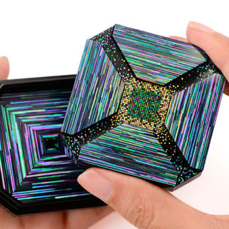 四叉電界門香合
Incense container "Gate of multiverse"