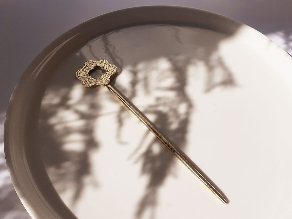 Miniature : Pic à cheveux doré artisanal pour chignon en forme de fleur.