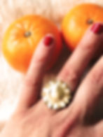 Bague dorée, ondulée et dentelée en forme de soleil, elle est martelée en rayons.