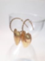 Boucles d'oreilles créoles dorées et pendentif coeur.