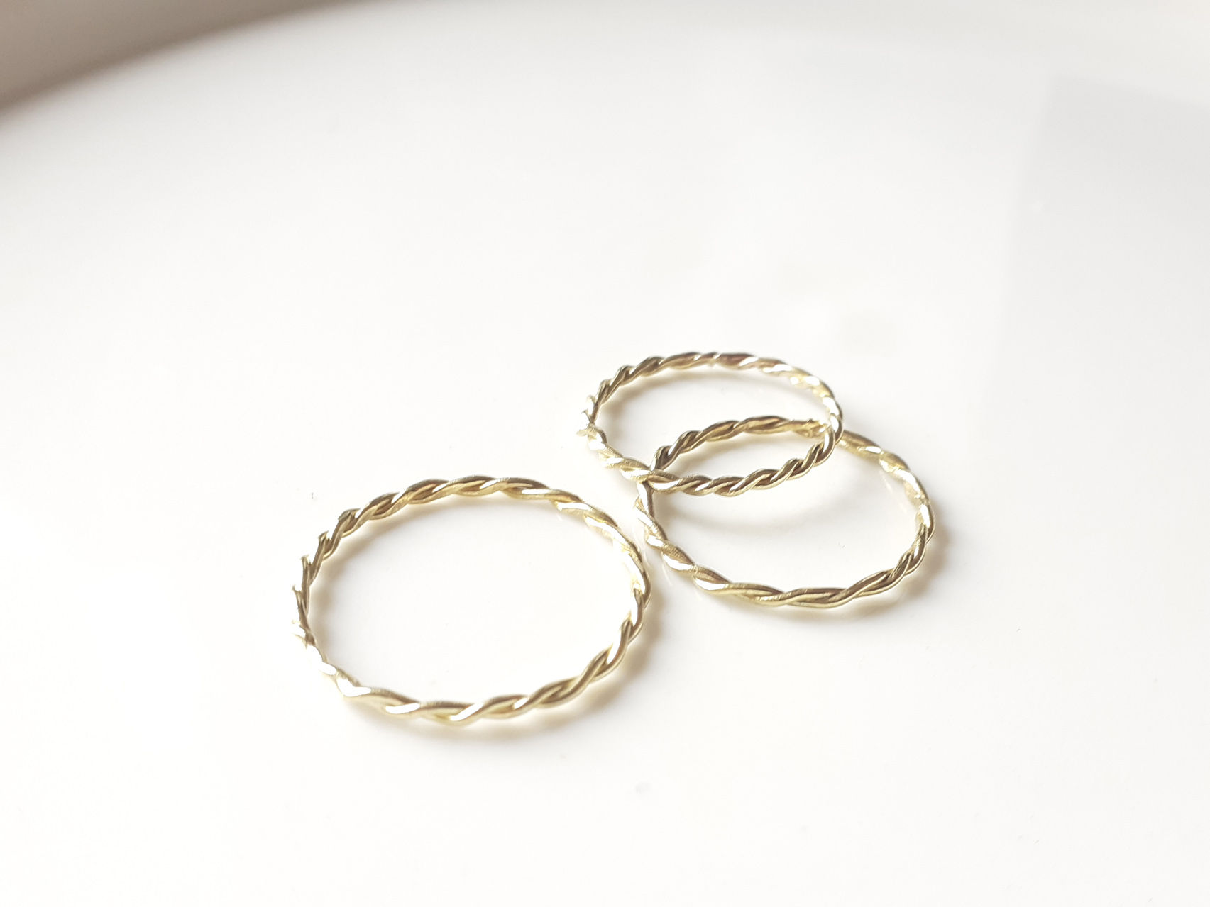 Fine bague anneau torsadée dorée