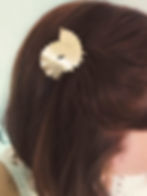 Peigne à cheveux doré surmontée d'une forme dentelée et martelée