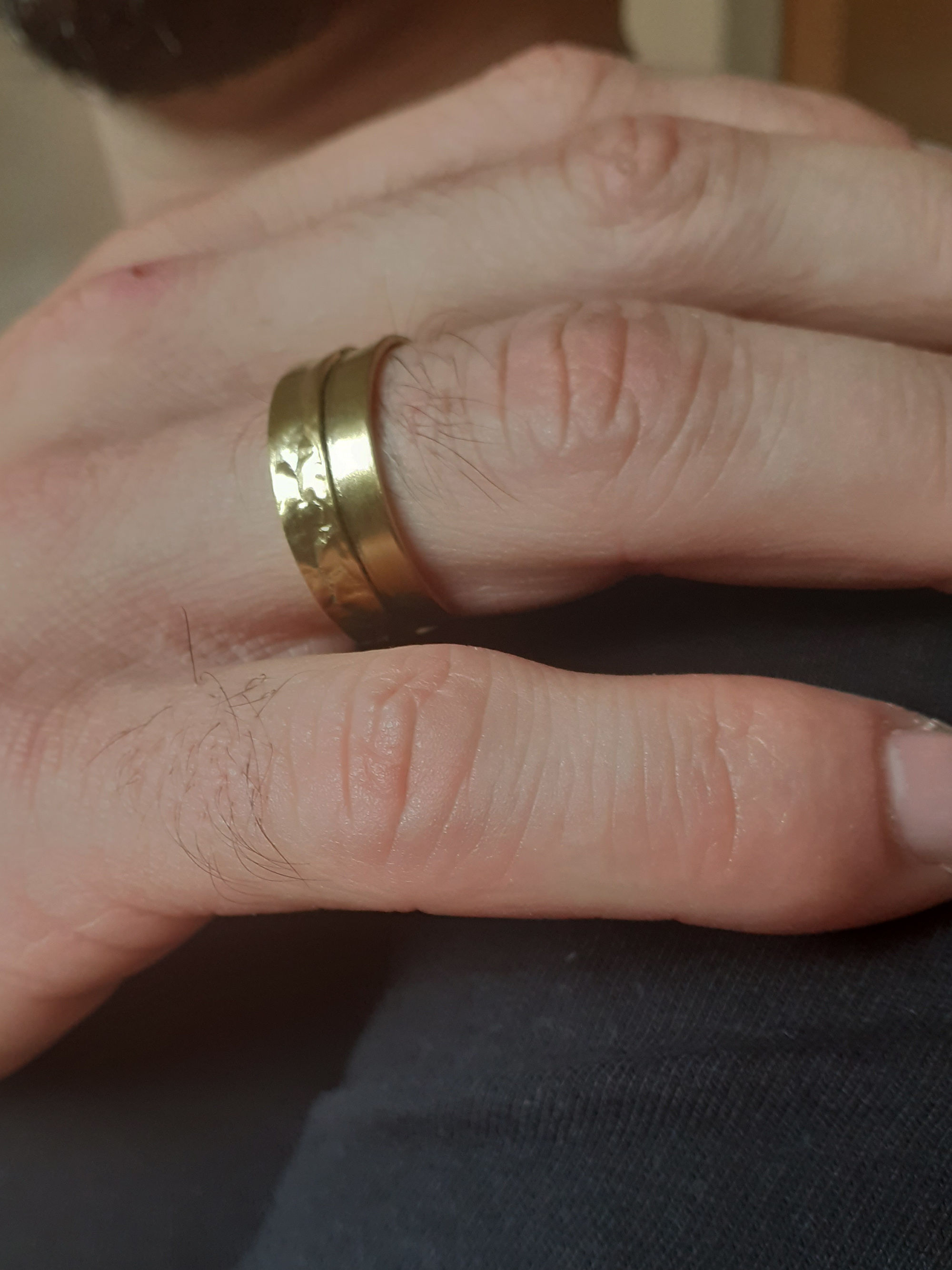 Bague couleur or ajustable composée de deux anneaux fixes dont un texturé et un lisse.