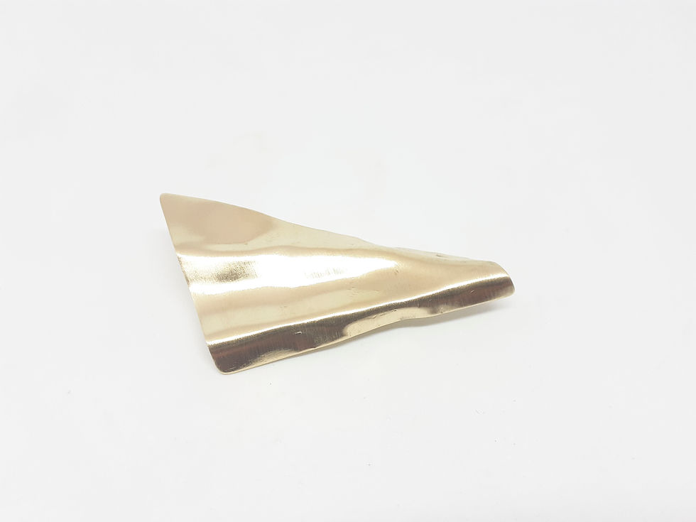 Miniature : Broche dorée plissée à épingler sur une veste.