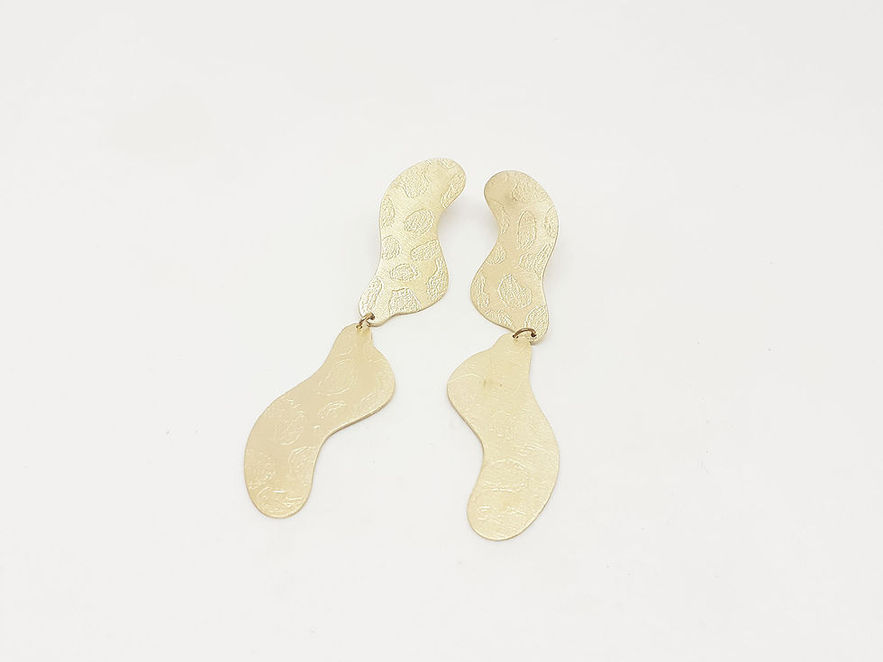 Longues boucles d'oreilles pendantes, gravées, dorées aux formes souples.