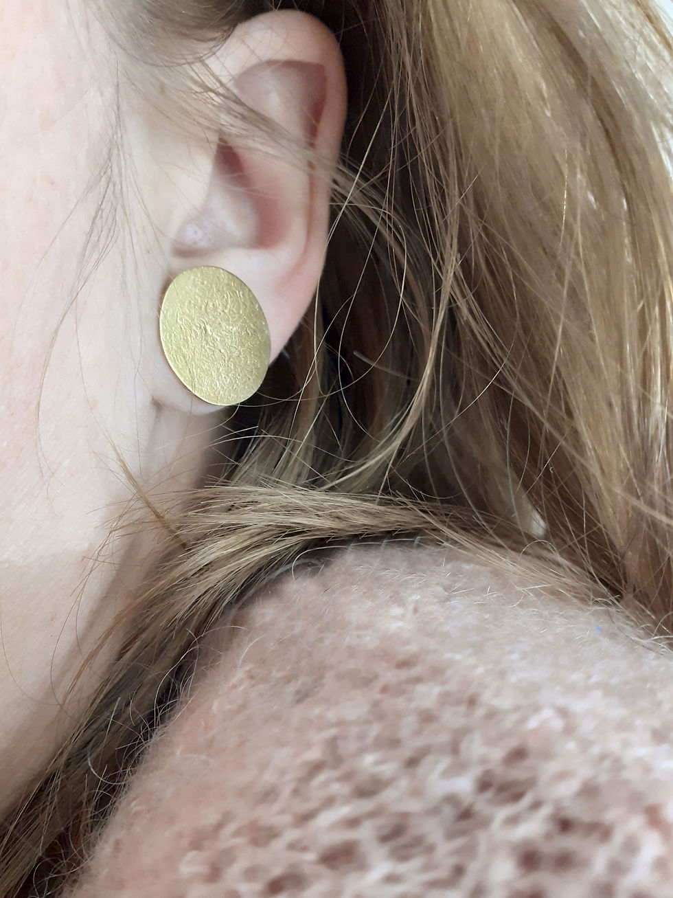 Miniature : boucles d'oreilles puces rondes dorées avec une texture en surface