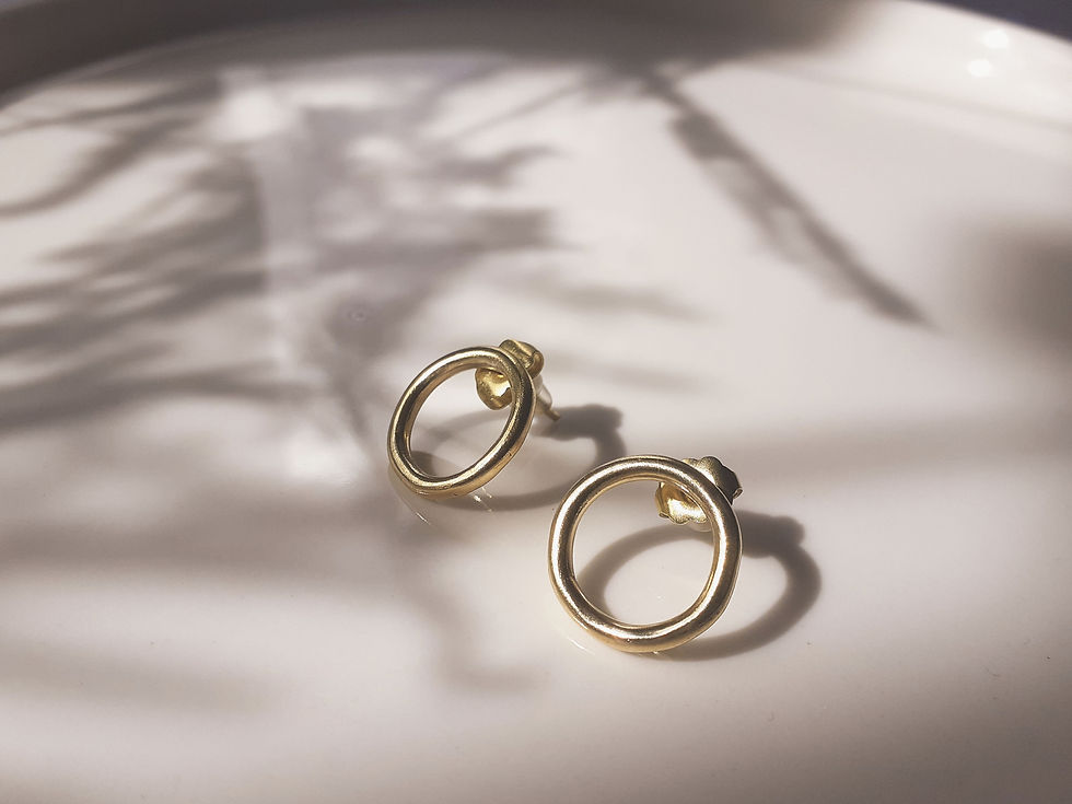 boucles d'oreilles puces dorées de créateur en forme d'anneau artisanales