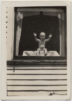 fp5923(BabyBoyInWindow_Naked_Spreadeagle)