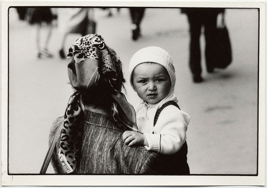 HORST SCHMECK BACK of SOVIET MOTHER & CUTE PUZZLED CHILD at KAZAN STATION MOSCOW