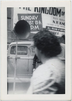 fp5918(Woman_Loudspeaker_Billboard)