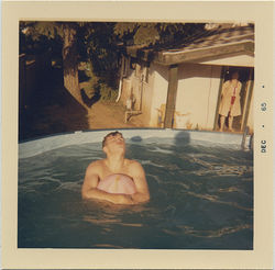 fp6441(Man_SwimmingPool_HuggingBeachBall_Lips)