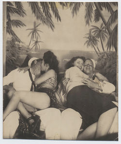 fp3474(Sailors_Women_Embracing)