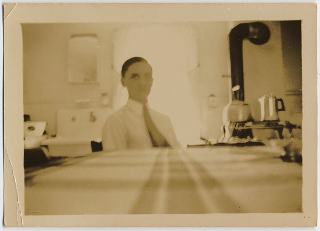 WEIRD WONDERFUL MAN KITCHEN TABLE w STRANGE HAUNTING ABSTRACT FEATURELESS FACE