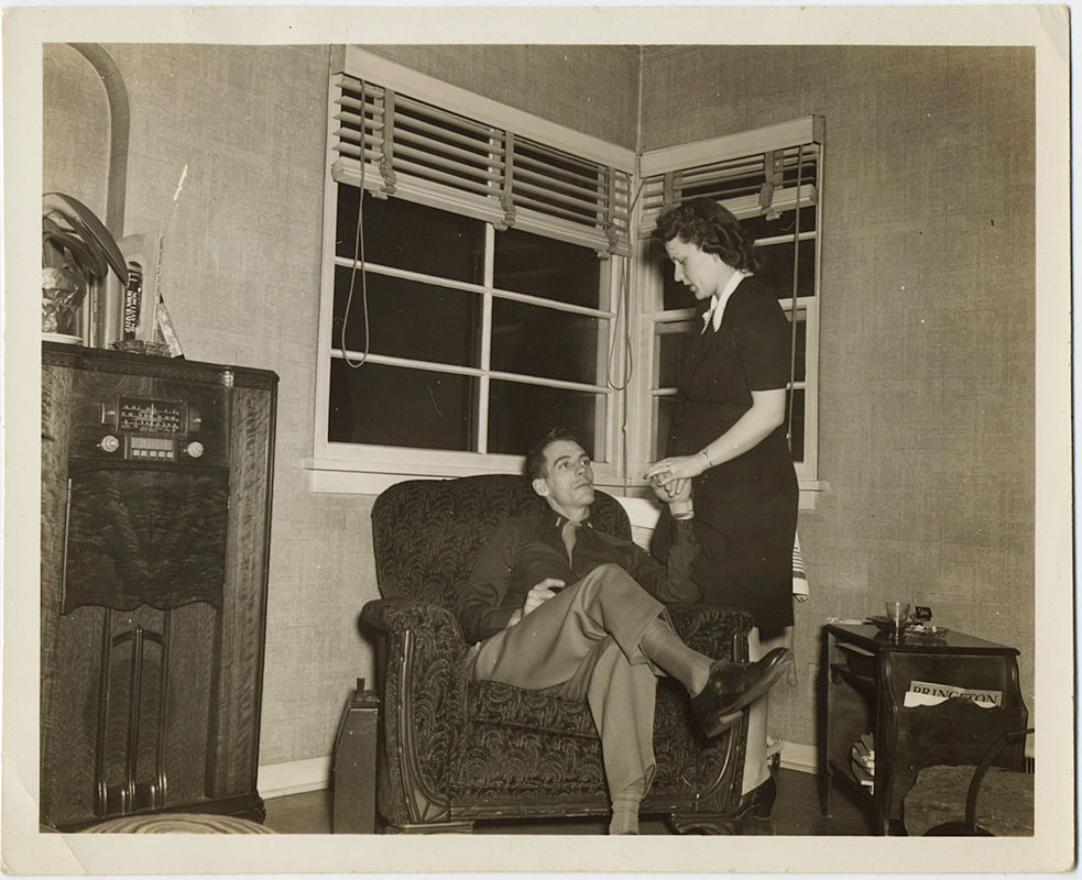 CLASSIC AMERICAN POST-WAR COUPLE HOLD HANDS VINTAGE RADIO PRINCETON MAGAZINE