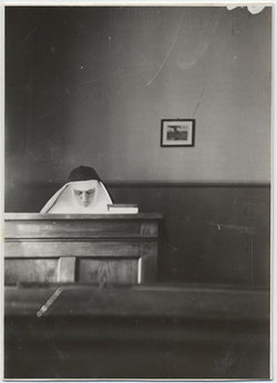 fp5642(Nun_Altar_Church)