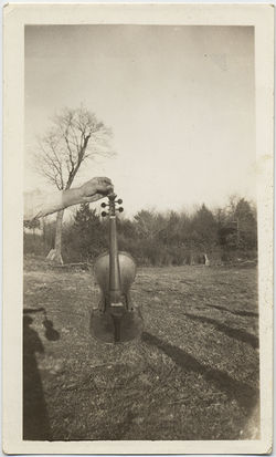 fp6388(ManHoldingViolin_Arm)