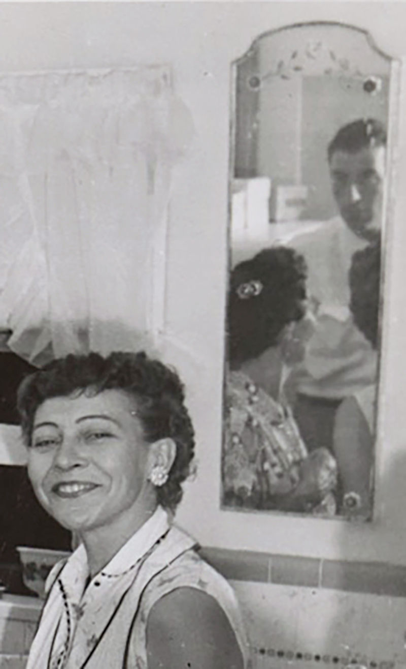 Thumbnail: WIRE POT WALL ART DOMINATES COMPLEX PIC of KITCHEN GROUP w MIRROR REFLECTION