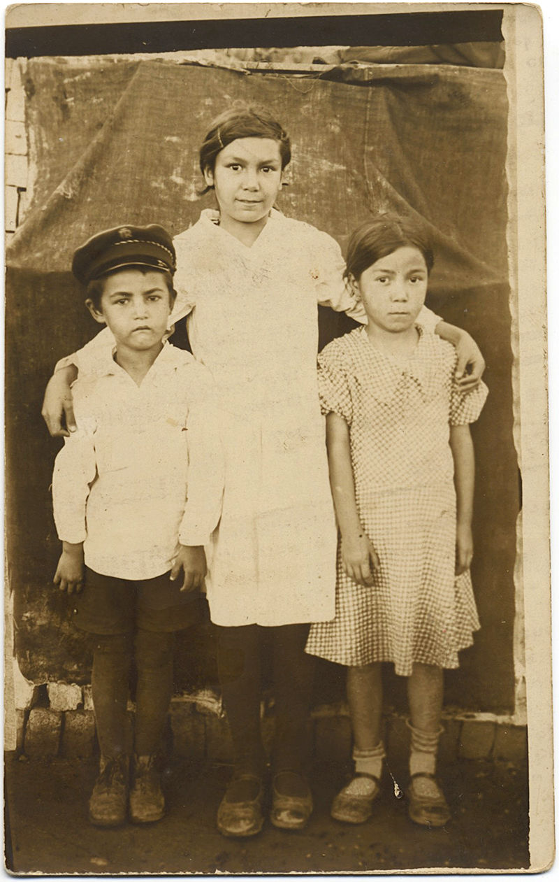 BEAUTIFUL RPPC HEART-RENDING IMPROVISED PORTRAIT 3 SERIOUS CUTE STREET KIDS