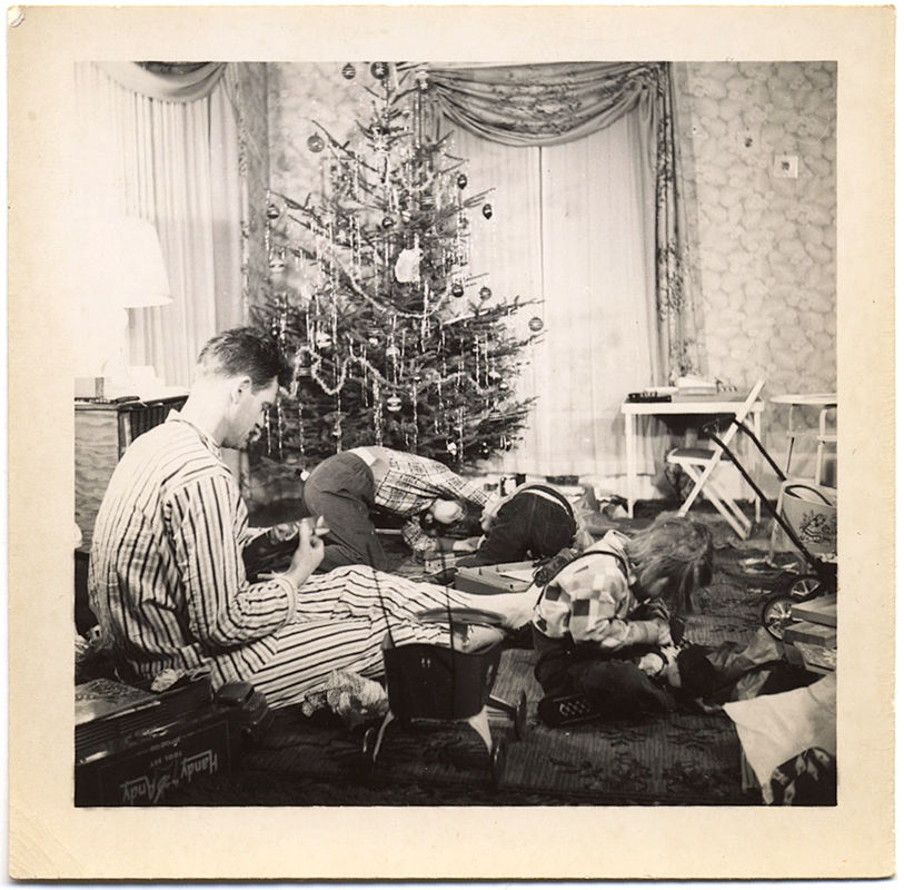 GIFT FRENZY XMAS MORNING KIDS ATTACK PRESENTS 50s IDEALISTIC DOMESTIC FAMILY PIC