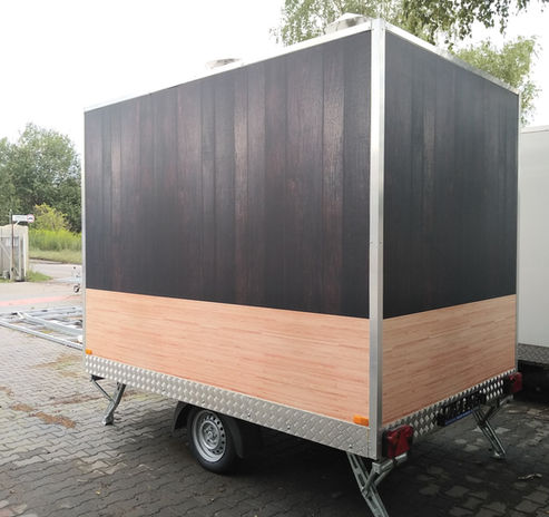 przyczepa oklejona folią imitującą drewno i czerń