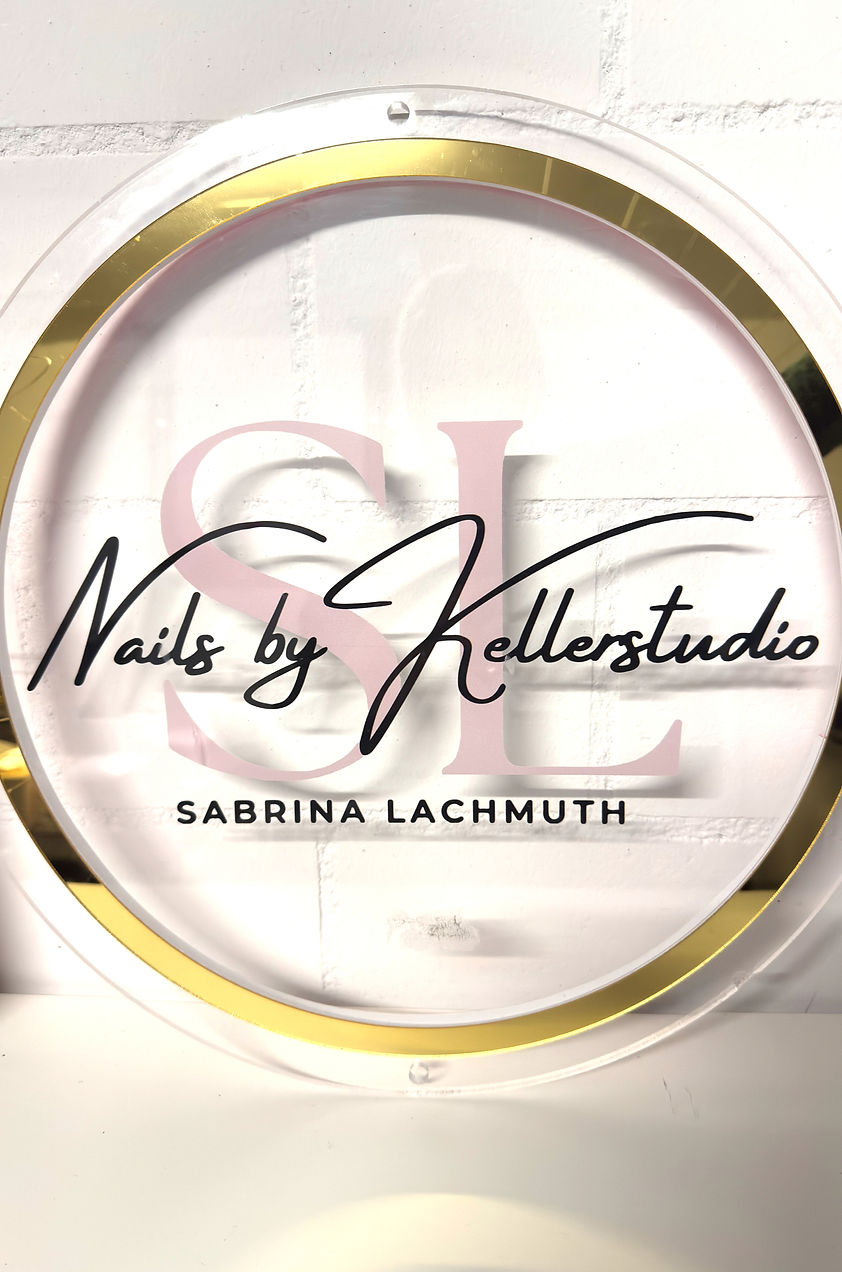 Nails by Kellerstudio ist dein persönliches Nagelstudio für individuelle Nageldesign-Dienstleistungen in einer entspannten Atmosphäre. Ich nutze Gel- und Shellac-Techniken, sowie Tips zur Verlängerung. Die perfekte Nagelvorbereitung garantiert dir einen Halt von mindestens vier Wochen!
Deine Sabrina