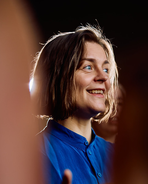 Sangsession med Nini Julia Bang – individuel teknik og kropslig nærvær