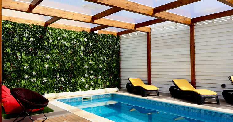 Cobertura de piscina pérgola madeira jardim vertical.jpg